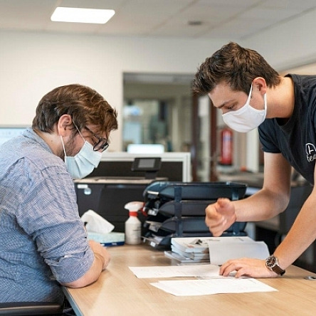 Vrolijk op het bureau2